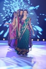 Shazahn Padamsee at Pidilite presents Manish Malhotra, Shaina NC show for CPAA in Mumbai on 1st July 2012 (7).JPG